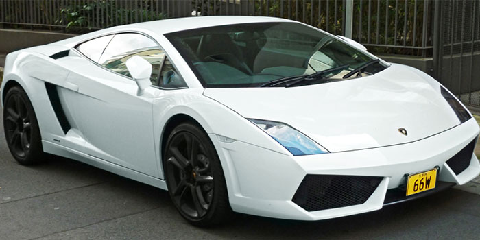 This Gallardo isn’t the one that was damaged by Clearwater, but resembles the model that he punched.